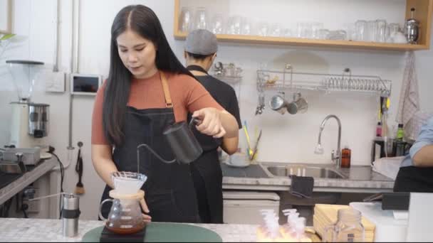 Młoda Kobieta Która Jest Właścicielem Kawiarni Nalewa Ciepłej Wody Kawy — Wideo stockowe
