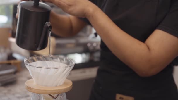 Eine Café Betreiberin Schürze Gießt Heißes Wasser Über Gerösteten Kaffeesatz — Stockvideo