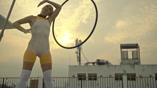 Жінка Спортивному Одязі Розтягується Розігрівається Перед Тим Робити Йогу Даху — стокове відео