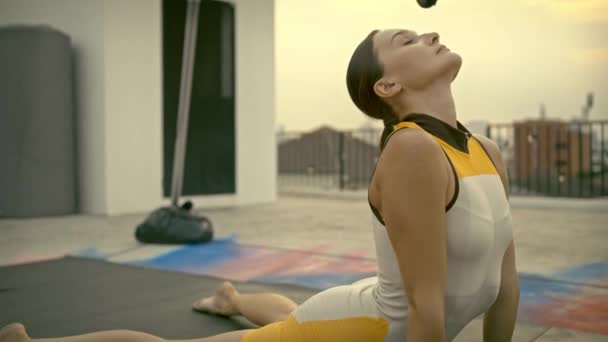Wanita Dalam Pakaian Olahraga Meregang Dan Pemanasan Sebelum Melakukan Yoga — Stok Video