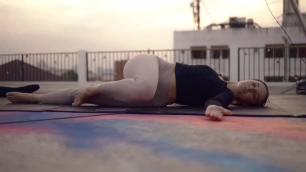 Жінка Спортивному Одязі Розтягується Розігрівається Перед Тим Робити Йогу Даху — стокове відео