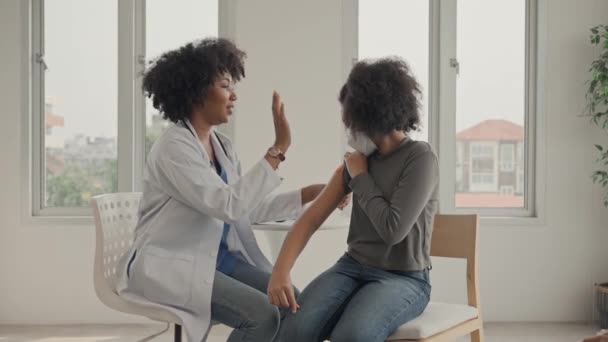 Bir Kadın Doktor Aşılandıktan Sonra Çocuğun Omzuna Alçı Uyguluyor Çocuklar — Stok video