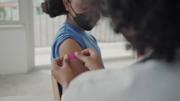 Eine Ärztin Klebt Einem Kind Nach Einer Impfung Einen Gips — Stockvideo