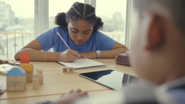 Barn Flicka Lärande Och Skriva Läxor Klassrummet — Stockvideo