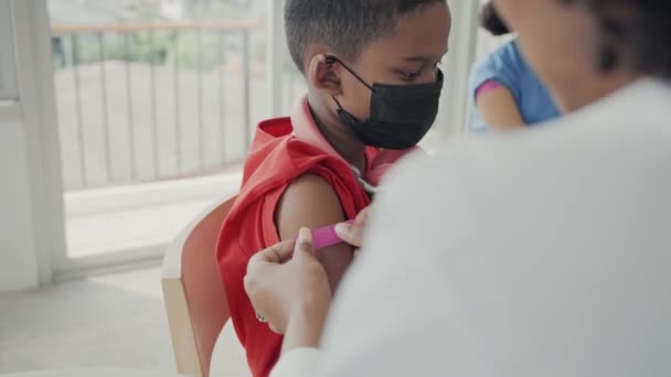 Médecin Afro Américain Applique Plâtre Sur Épaule Enfant Après Avoir — Video