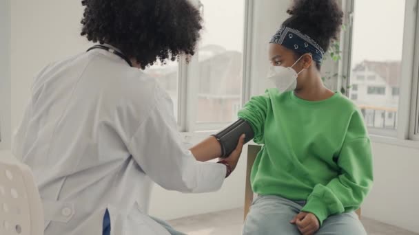 Afrykański Lekarz Amerykański Mierzy Ciśnienie Krwi Sprawdza Puls Pacjenta — Wideo stockowe