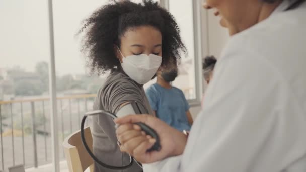 Médecin Afro Américain Mesure Pression Artérielle Vérifie Pouls Enfant Patient — Video