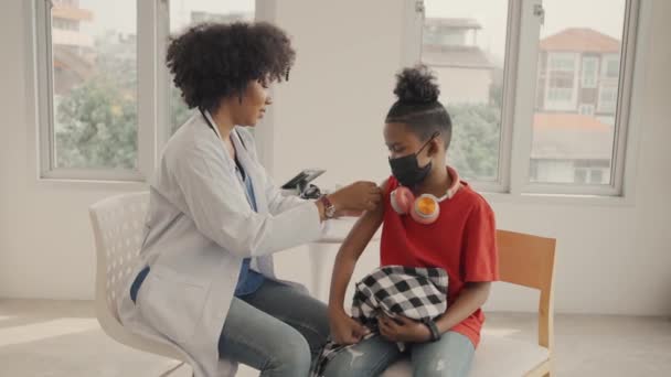 Médecin Afro Américain Applique Plâtre Sur Épaule Enfant Après Avoir — Video