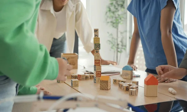 Afro Amerikaanse Leraar Student Doen Activiteit Spelen Blok Houten Voor — Stockfoto