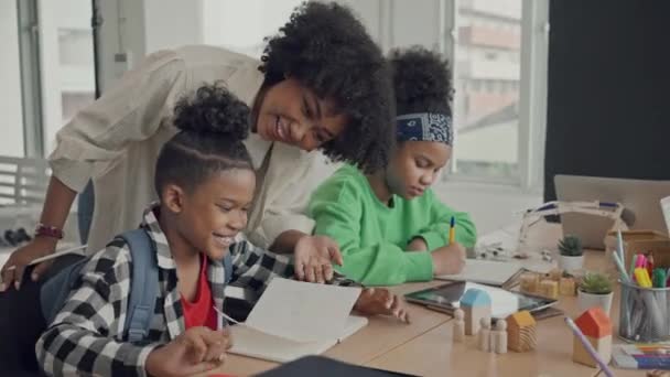 African American Female Teacher Standing Pupils Teaching Writing Lesson Modern — Video Stock