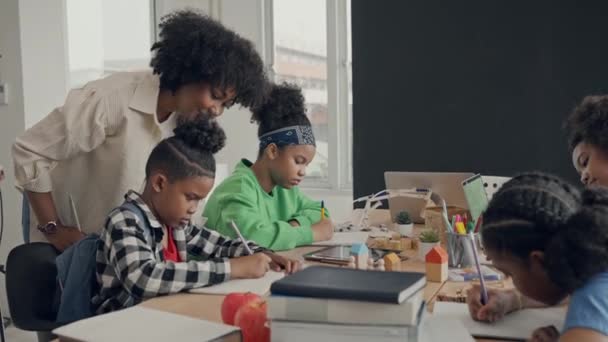 African American Female Teacher Standing Pupils Teaching Writing Lesson Modern — Stockvideo
