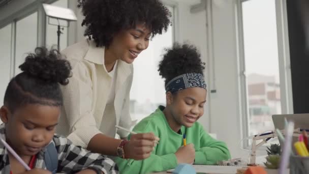 Profesora Afroamericana Pie Con Los Alumnos Que Imparten Clases Escritura — Vídeo de stock