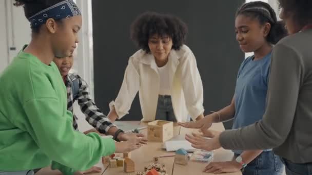 African American Nauczyciel Uczeń Robi Działania Blok Gry Drewniane Dla — Wideo stockowe