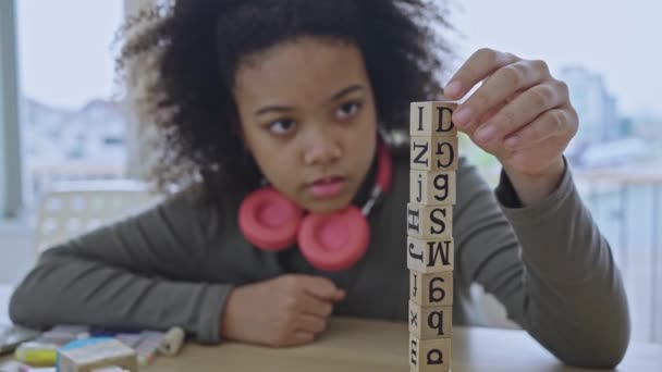 Estudante Afro Americano Fazendo Atividade Jogando Bloco Madeira Para Desenvolvimento — Vídeo de Stock