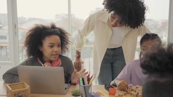 Klasa Różnymi Uczniami Szczęśliwie Afro Amerykańskich Uczniów Nauczyciel Robi Wspólne — Wideo stockowe