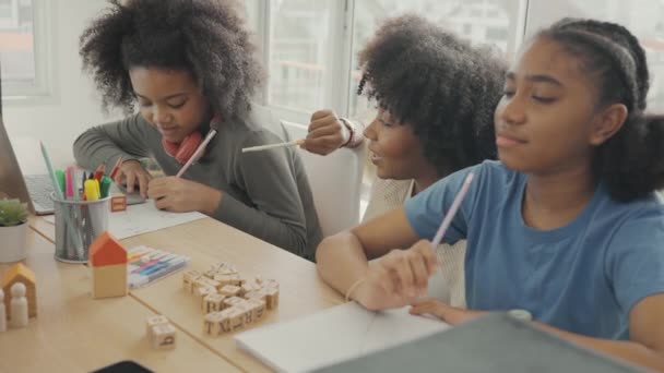Osztályterem Különböző Tanulók Boldog Afro Amerikai Diákok Tanár Csinál Tevékenységeket — Stock videók