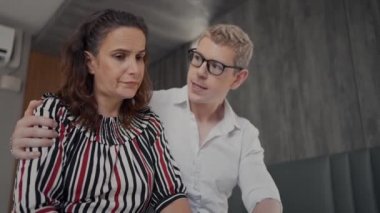 Koca trajik karısını yatak odasında depresyonla teselli eder, karı koca hayattaki zor sorunları çözmeye çalışır..