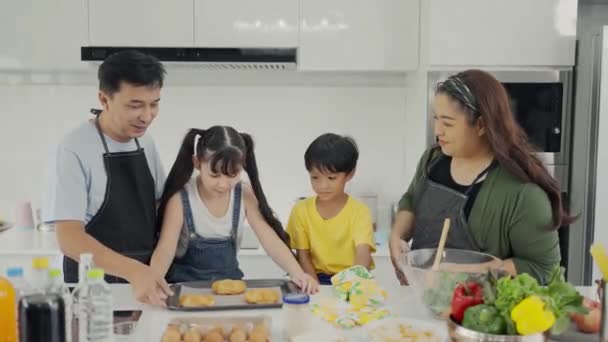 Happy Family Mom Dad Kids Siblings Cooking Together Parents Teaching — Stock Video