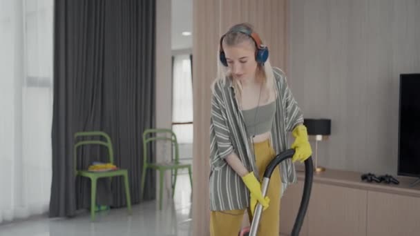 Gadis Muda Bersenang Senang Sambil Membersihkan Lantai Dengan Vacuum Cleaner — Stok Video