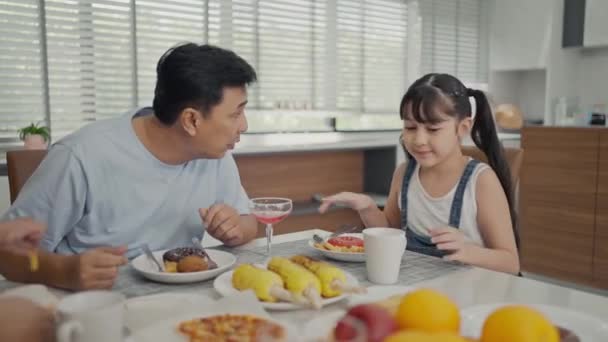 Gelukkig Gezin Geniet Samen Van Het Ontbijt Vrolijke Jonge Aziatische — Stockvideo