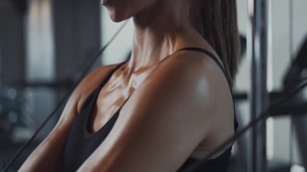 Спортивная Женщина Упражняется Мультистанцию Тренажерном Зале Мышц Рук Плеч Тренажерный — стоковое видео