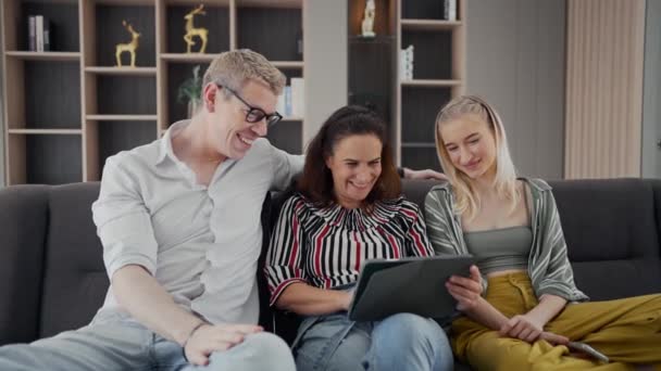 Parents Teenage Daughter Watching Funny Videos Using Laptop Browsing Online — Stok video