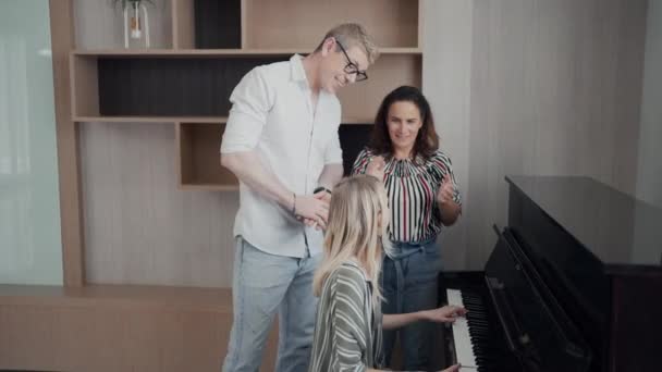 Happy Caucasian Family Listening Daughter Playing Piano Music Home — Stok video