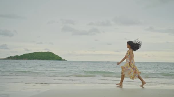 Asian Girl Running Beach Honest Happiness Concept Summer Vacation — Αρχείο Βίντεο