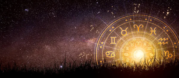 Yıldız falı çemberinin içinde astrolojik burç işaretleri var. Astroloji, gökyüzündeki yıldızların bilgisi Samanyolu ve ay üzerinde.