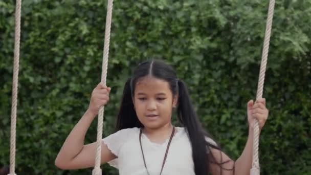Κορίτσι Παιδί Παίζει Στην Κούνια Στην Εξωτερική Παιδική Χαρά — Αρχείο Βίντεο