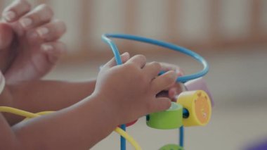 Oturma odasında oyuncak oynayan küçük çocuğun yakın çekimleri..