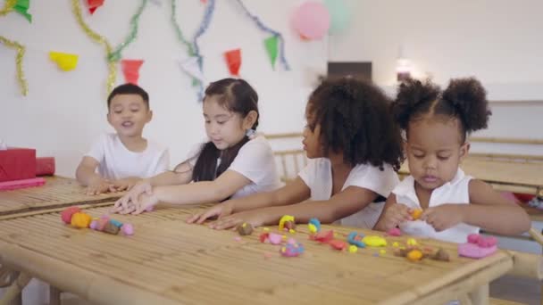 Kis Ázsiai Afro Amerikai Gyerekek Akik Együtt Tanulnak Plasztikot Szobrozni — Stock videók
