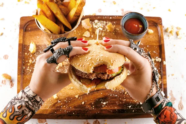 Burger patates kızartması ve ketçap 