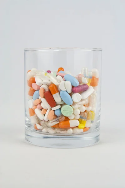 Glas voller Pillen — Stock Photo, Image