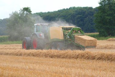 traktör ile saman balya