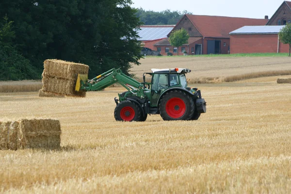 Traktor-bála szalma — Stock Fotó