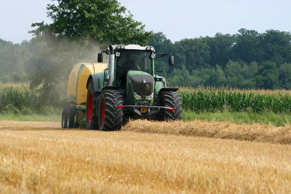 Tractor con empacadora de paja — Foto de Stock