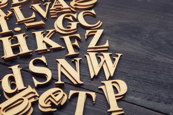 Случайные деревянные буквы алфавита — стоковое фото