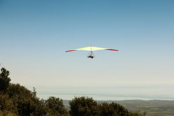 Hang glider flying — Stock Photo, Image