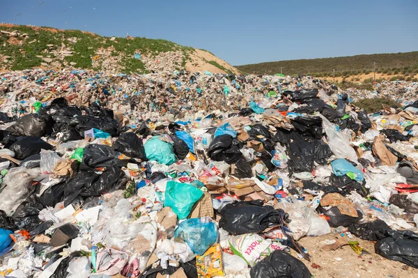 Pilha de lixo doméstico em aterro — Fotografia de Stock