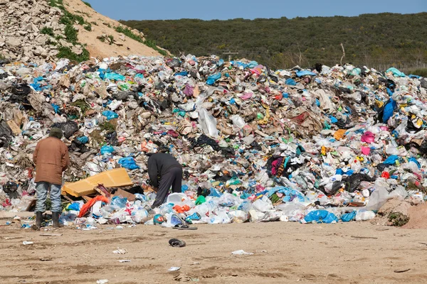 Montón de basura doméstica en el vertedero — Foto de Stock