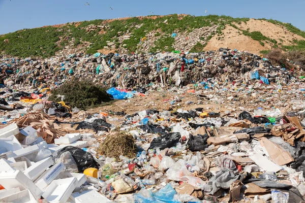 Haufen Hausmüll auf Mülldeponie — Stockfoto