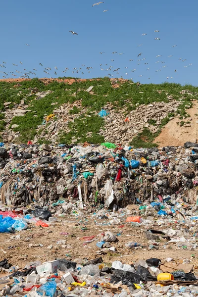 Stapel van huishoudelijk afval op stortplaats — Stockfoto