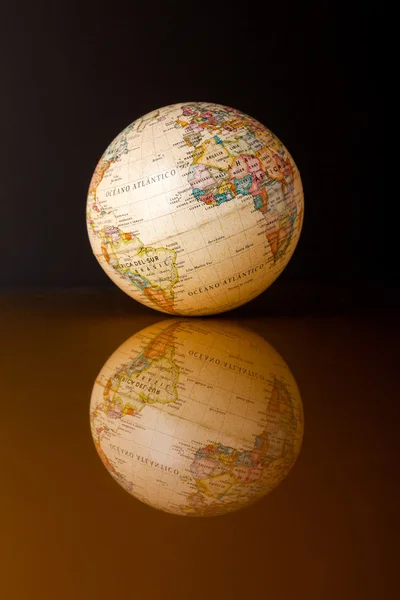 Globe op goud — Stockfoto