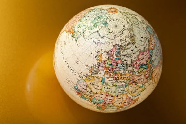 Globe op goud — Stockfoto