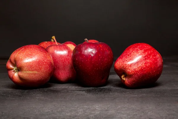 黒の背景上のリンゴ — ストック写真