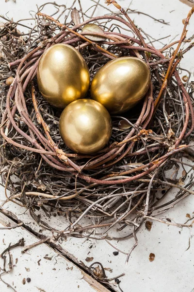 Huevos de oro en nido —  Fotos de Stock