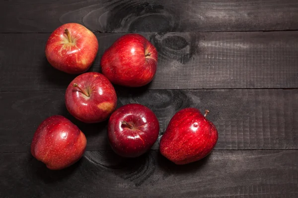 Appels op een zwarte achtergrond — Stockfoto