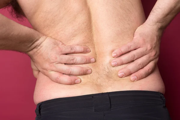 Homem sofre de dor nas costas — Fotografia de Stock
