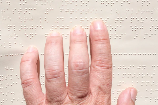 Blinda läser texten i blindskrift språk — Stockfoto